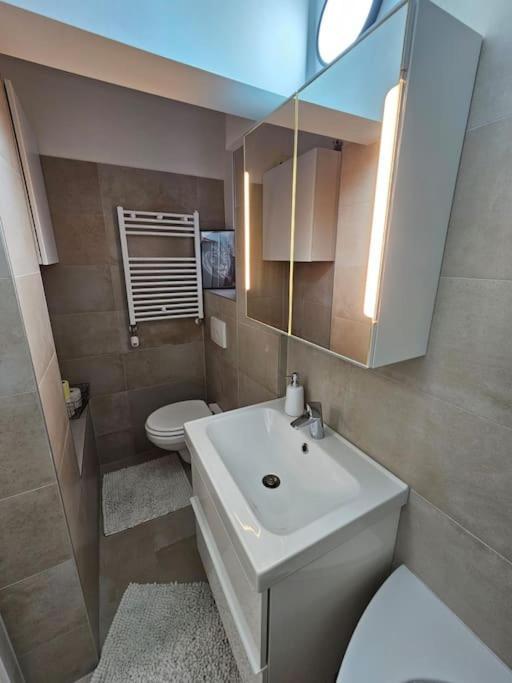 Affordable Suite In Vienna'S Hotpoint Exteriör bild