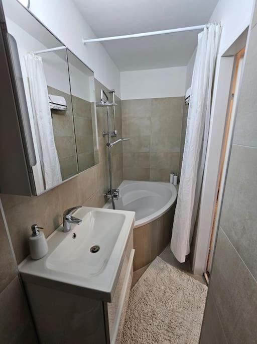 Affordable Suite In Vienna'S Hotpoint Exteriör bild