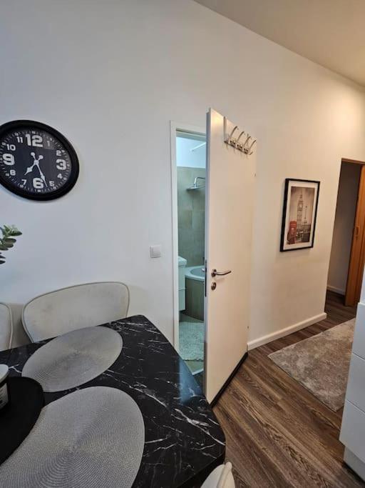 Affordable Suite In Vienna'S Hotpoint Exteriör bild