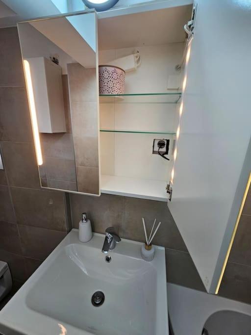 Affordable Suite In Vienna'S Hotpoint Exteriör bild