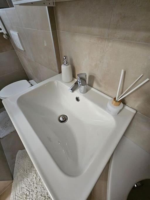 Affordable Suite In Vienna'S Hotpoint Exteriör bild